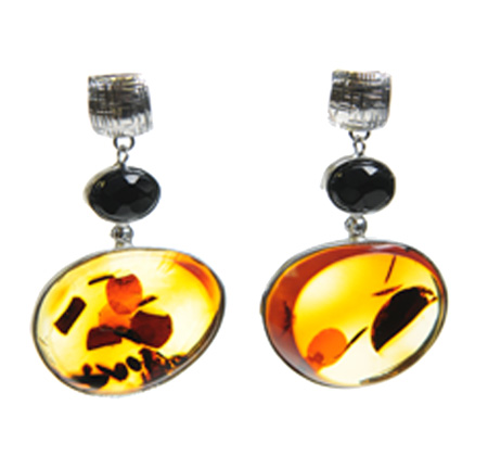 amber fragments onyx stud earrings